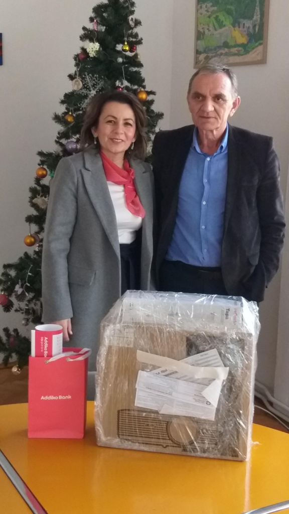 Donacija projektora za OŠ Bartola Kašića u Mostaru - Addiko Bank Sarajevo